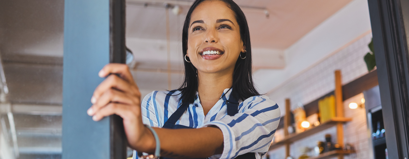 Mujer emprendedora abriendo su negocio gracias a Factuhost